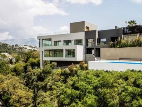 Modern kitchen and dining area in a Marbella luxury villa